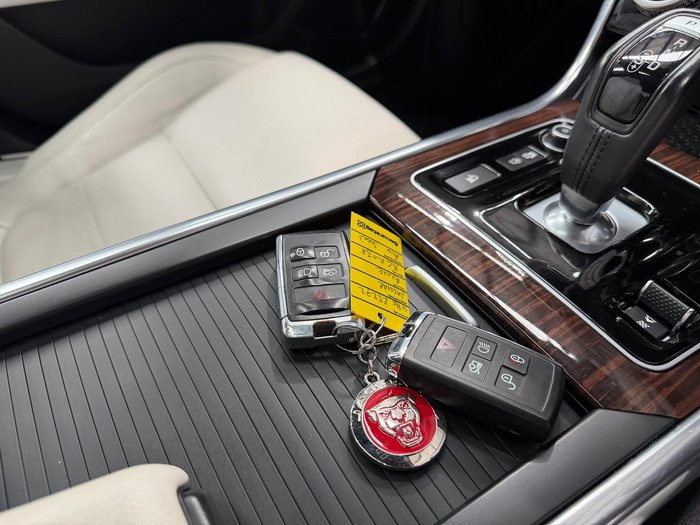 2020 Jaguar XE P300 R-Dynamic SE X760 MY20 Portofino Blue