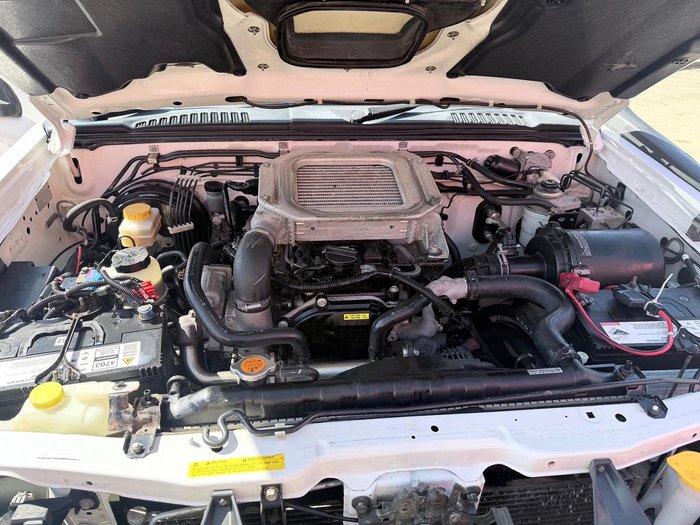 2010 Nissan Navara ST-R D22 MY09 4X4 Artic White