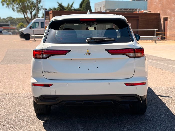 2024 Mitsubishi Outlander ES