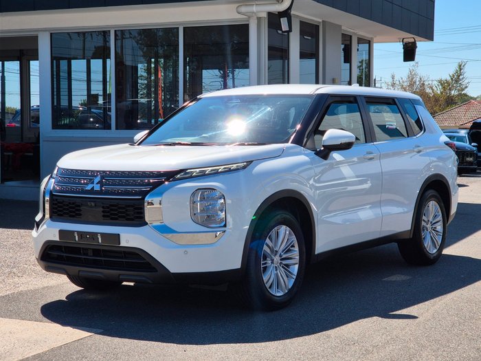 2024 Mitsubishi Outlander ES