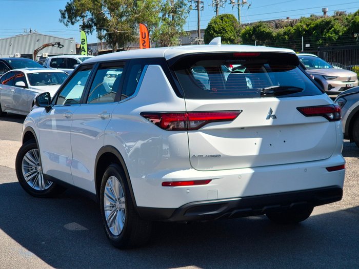 2024 Mitsubishi Outlander ES