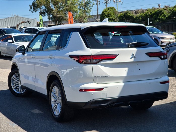 2024 Mitsubishi Outlander ES
