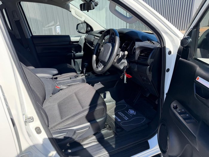 2023 Toyota Hilux SR