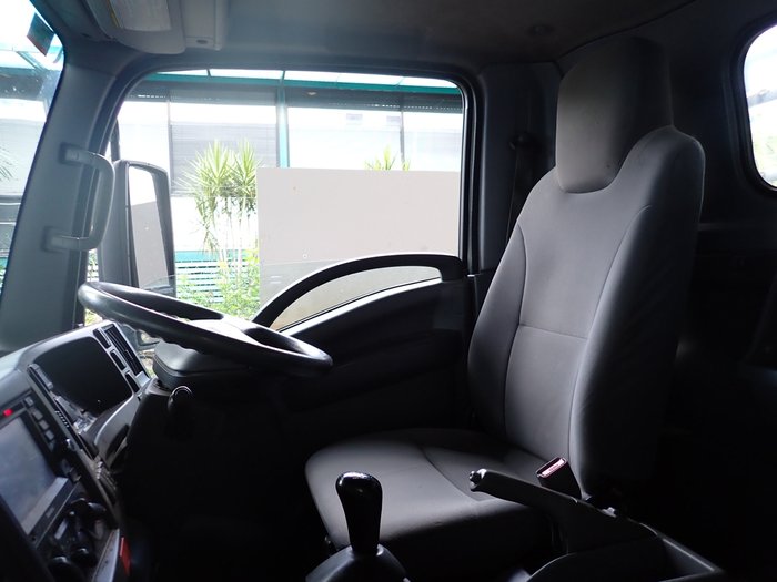 2015 ISUZU NPR 275
