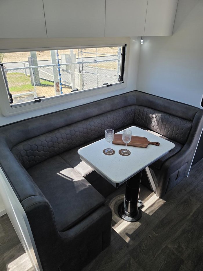 2025 Platinum Cxr 19'6" Club Lounge