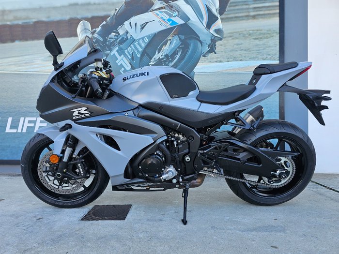 2022 Suzuki GSX-R1000A White