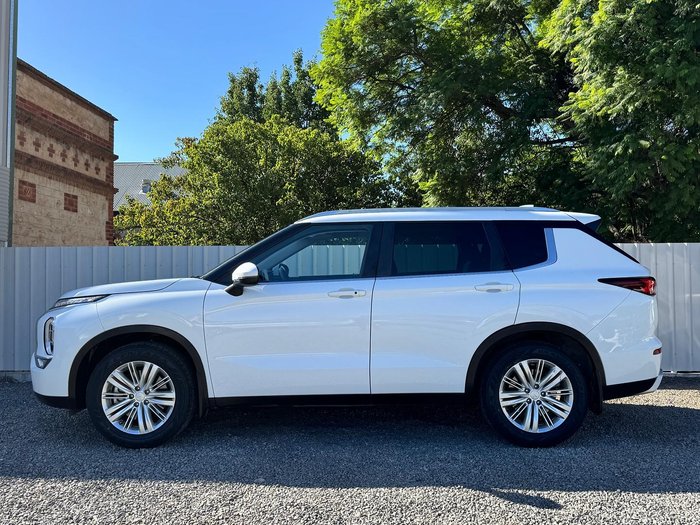 2022 Mitsubishi Outlander LS