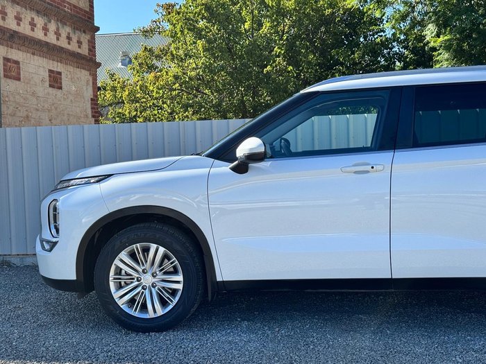 2022 Mitsubishi Outlander LS