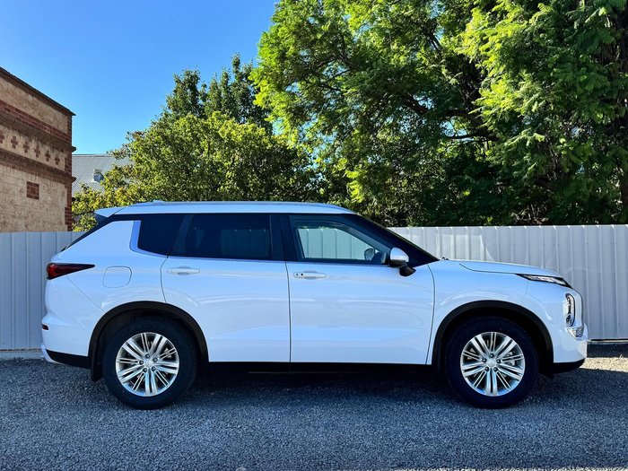 2022 Mitsubishi Outlander LS