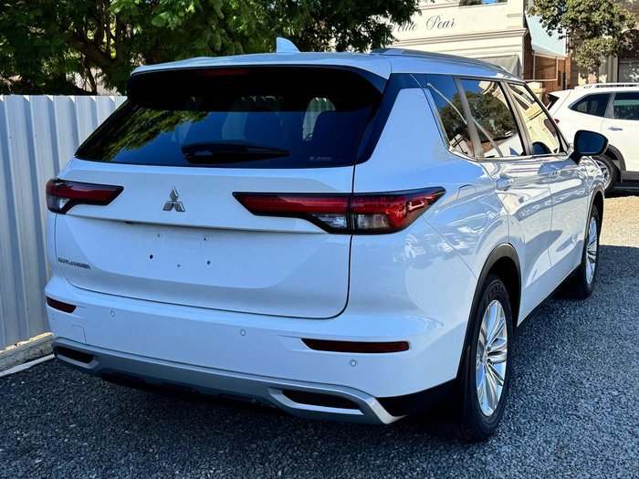 2022 Mitsubishi Outlander LS