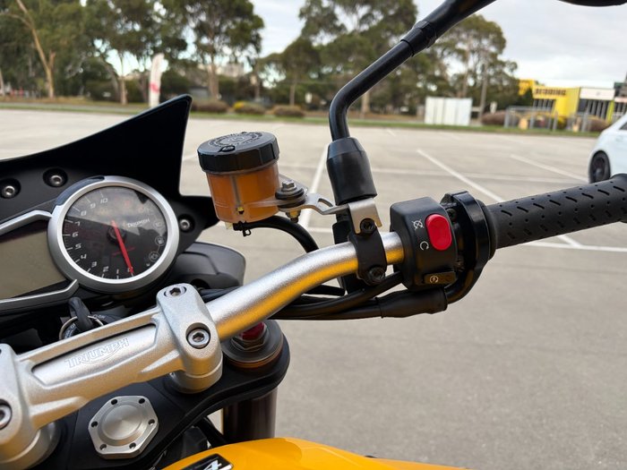 Triumph 2016 TRIUMPH 1050CC SPEED TRIPLE Yellow