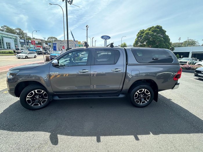 2022 Toyota Hilux SR5