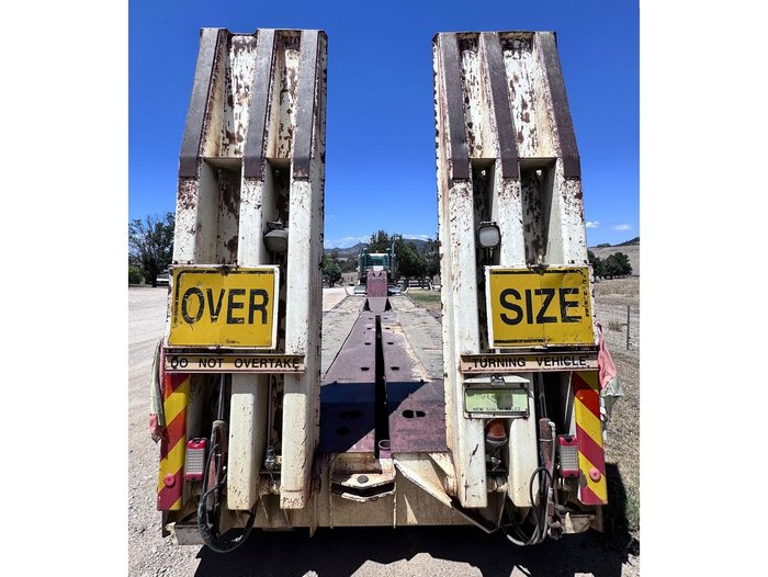 2005 Drake 4 X 8 Swingwing Low Loader