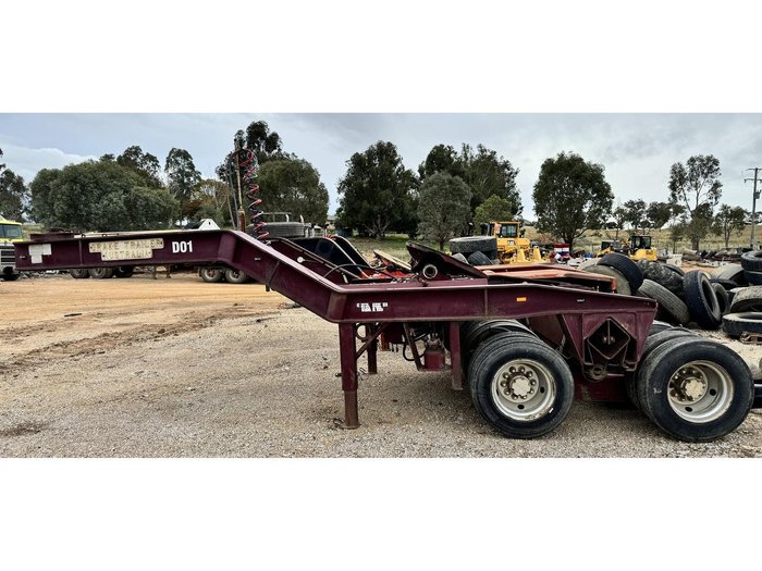 2005 Drake 4 X 8 Swingwing Low Loader