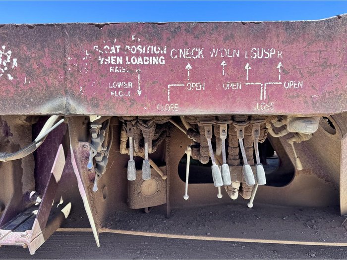 2005 Drake 4 X 8 Swingwing Low Loader