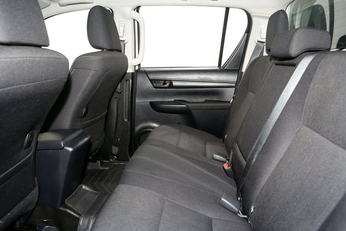 2025 Toyota Hilux SR