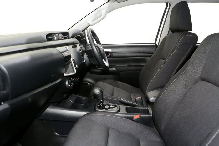 2025 Toyota Hilux SR