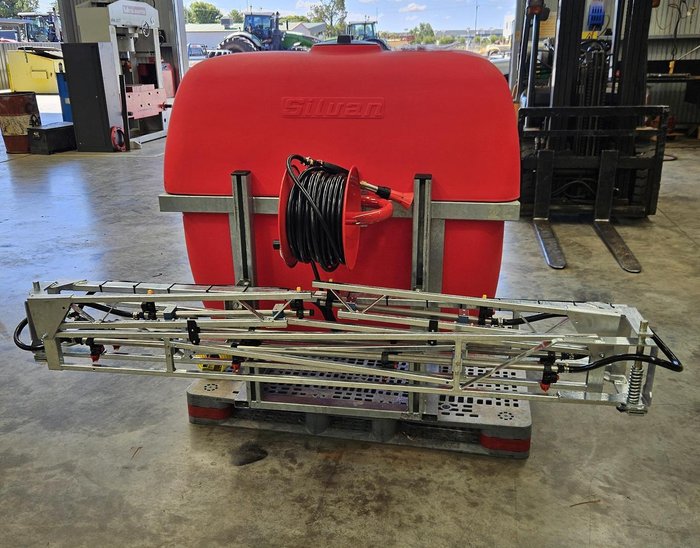 0 Silvan Slimline 800L + 8M Boom Red