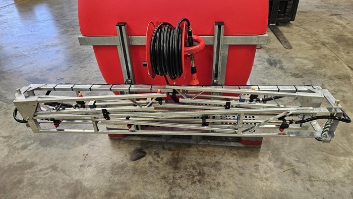 0 Silvan Slimline 800L + 8M Boom Red