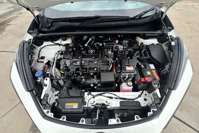 2024 Toyota C-HR GXL ZYX20R Glacier White