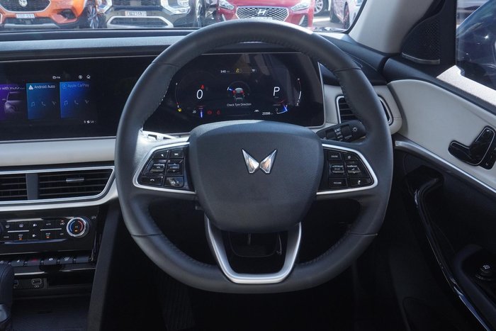 2023 Mahindra XUV700 AX7L