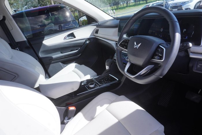 2023 Mahindra XUV700 AX7L