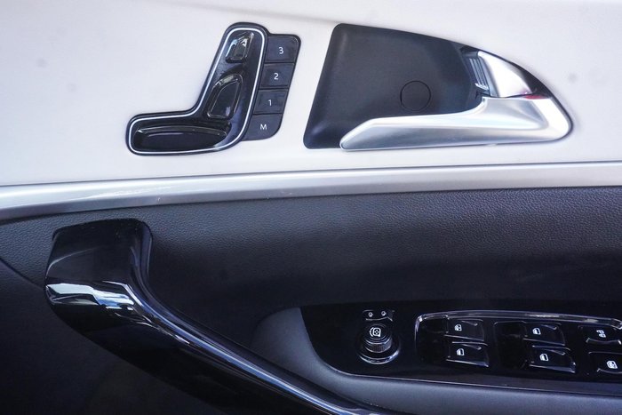 2023 Mahindra XUV700 AX7L