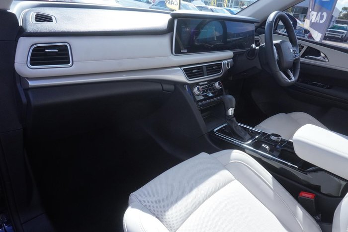 2023 Mahindra XUV700 AX7L