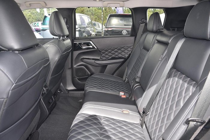 2023 Mitsubishi Outlander Exceed