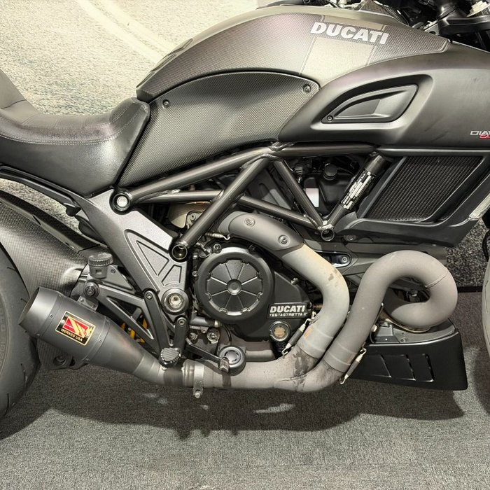 2016 DUCATI DIAVEL CARBON Black