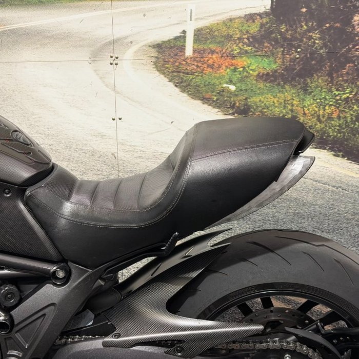 2016 DUCATI DIAVEL CARBON Black