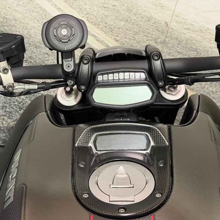 2016 DUCATI DIAVEL CARBON Black