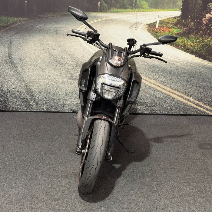 2016 DUCATI DIAVEL CARBON Black