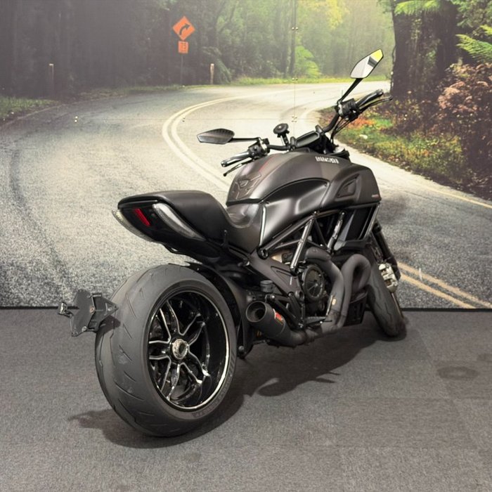 2016 DUCATI DIAVEL CARBON Black