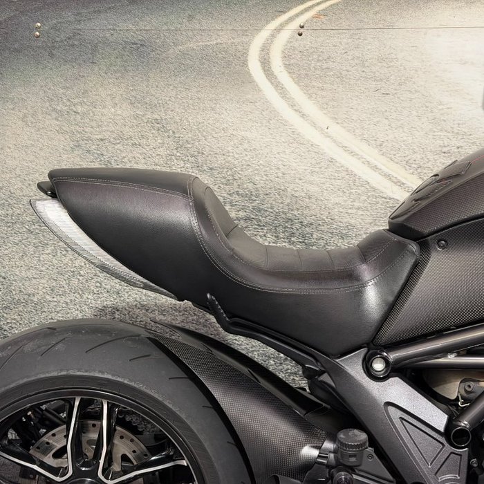 2016 DUCATI DIAVEL CARBON Black