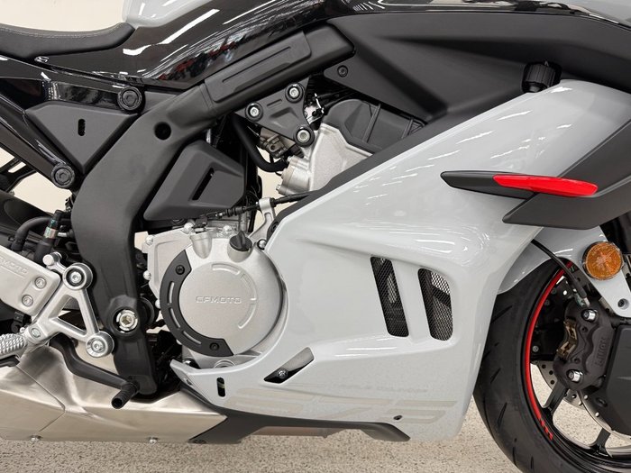 2025 CFMOTO 2025 CF Moto 675CC 675SR-R ABS Road Aerolite Grey