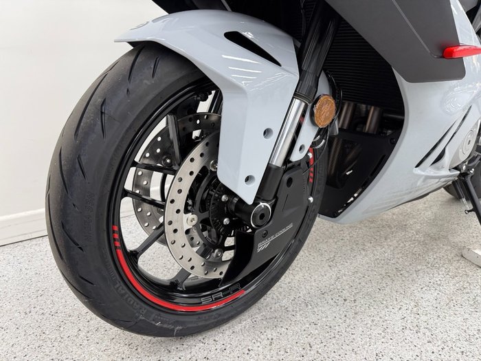 2025 CFMOTO 2025 CF Moto 675CC 675SR-R ABS Road Aerolite Grey