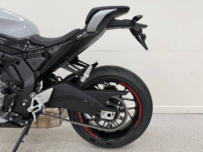 2025 CFMOTO 2025 CF Moto 675CC 675SR-R ABS Road Aerolite Grey