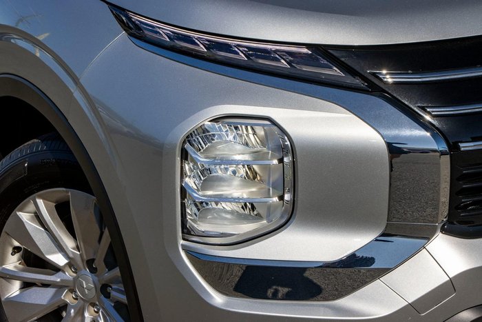 2025 Mitsubishi Outlander ES