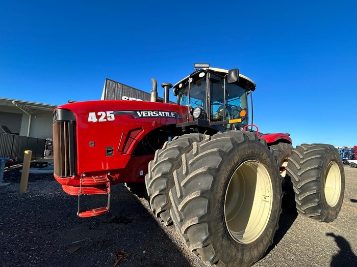 2015 Versatile 425 Red