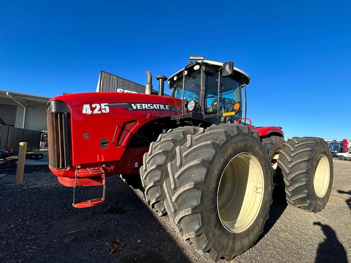 2015 Versatile 425 Red