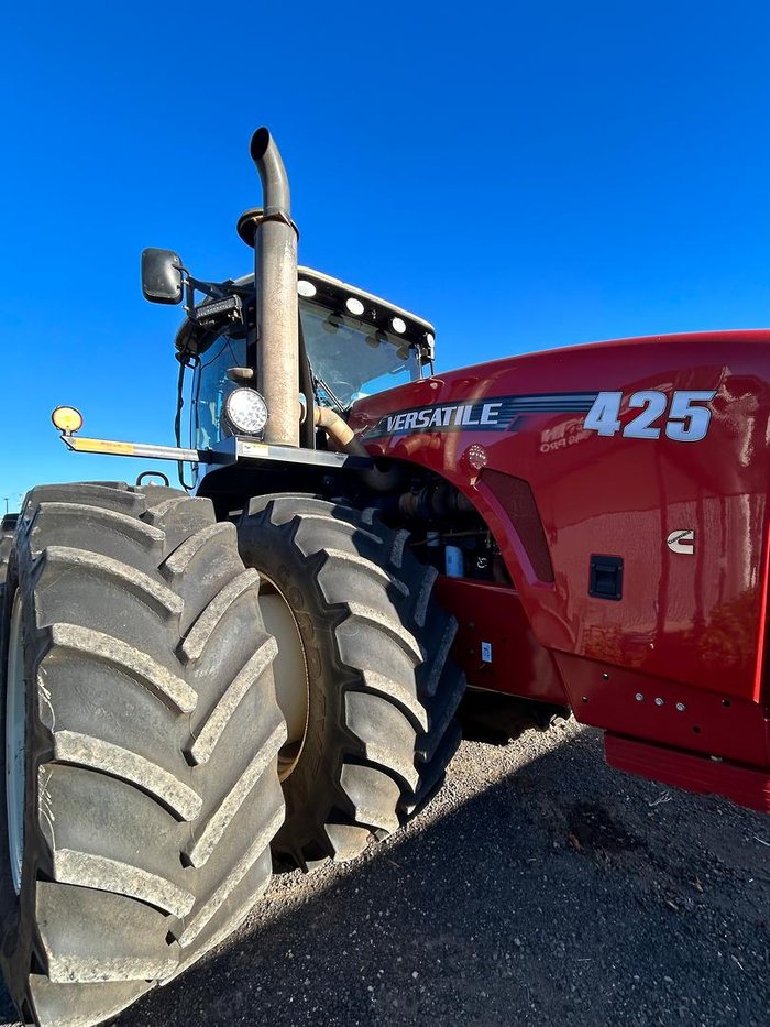 2015 Versatile 425 Red