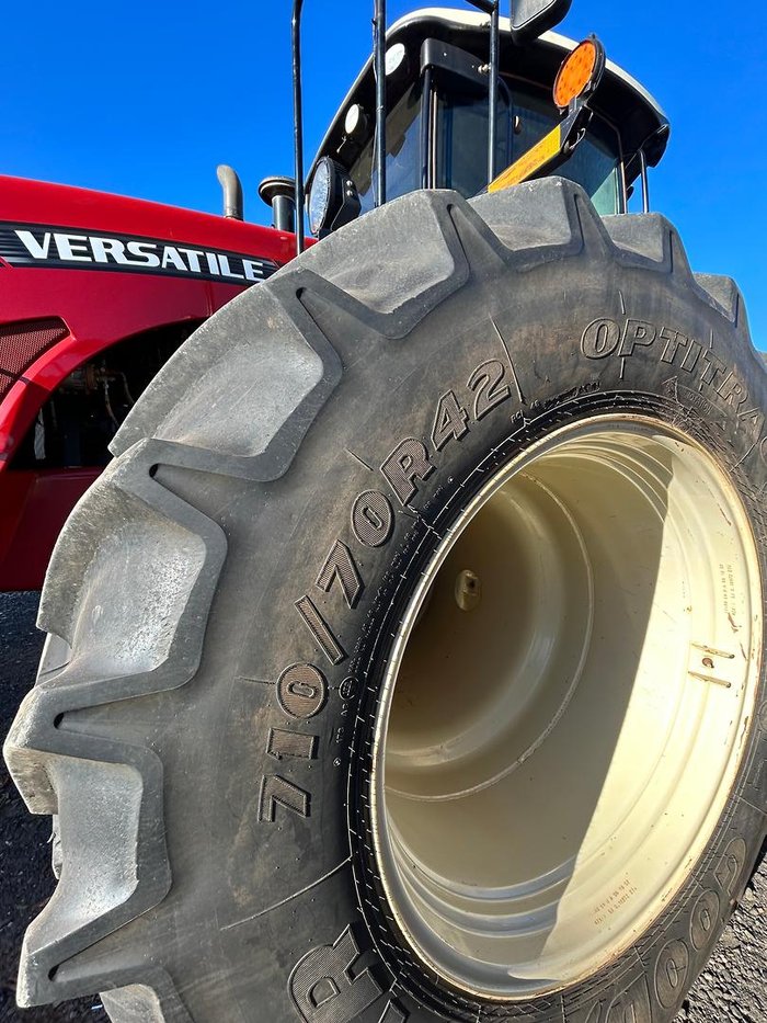 2015 Versatile 425 Red