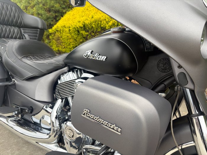 2019 Indian ROADMASTER GREY SMK/BLACK SMK SteelGRAYSmoke/ThunderBLKSmoke