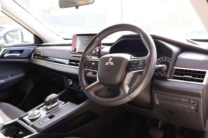 2024 Mitsubishi Outlander ES