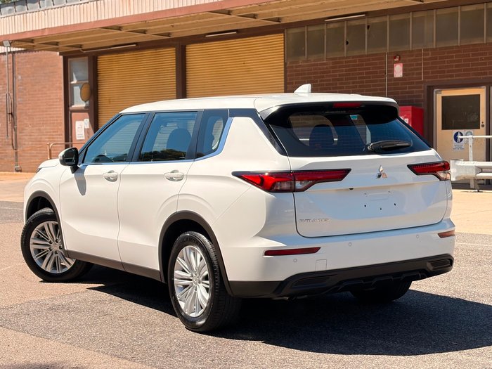 2024 Mitsubishi Outlander ES