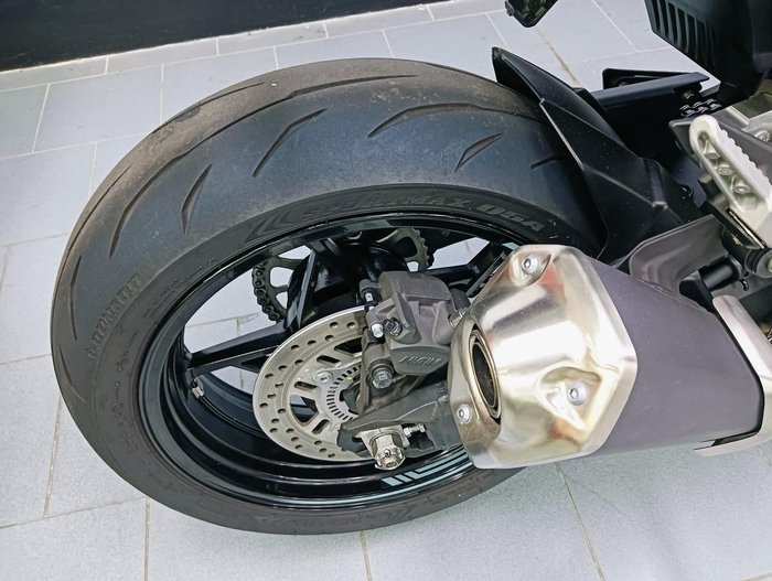 2025 Kawasaki Z900 (ZR900S) Z Silver