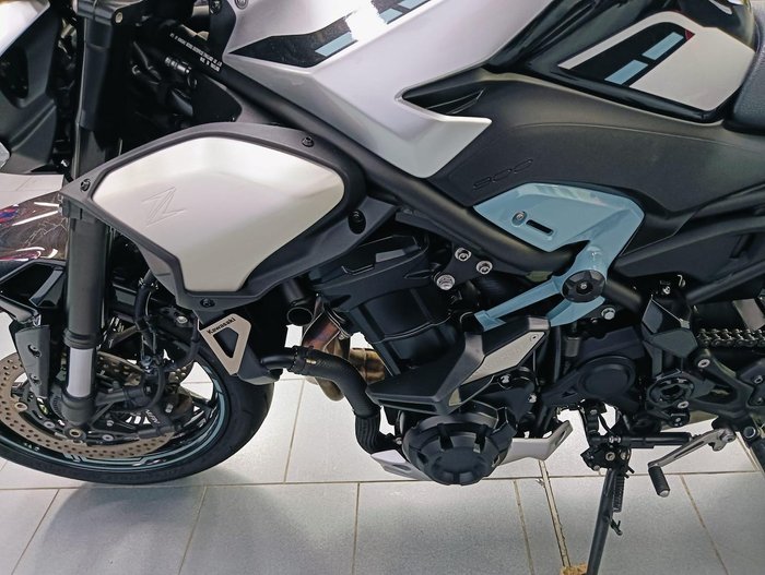 2025 Kawasaki Z900 (ZR900S) Z Silver