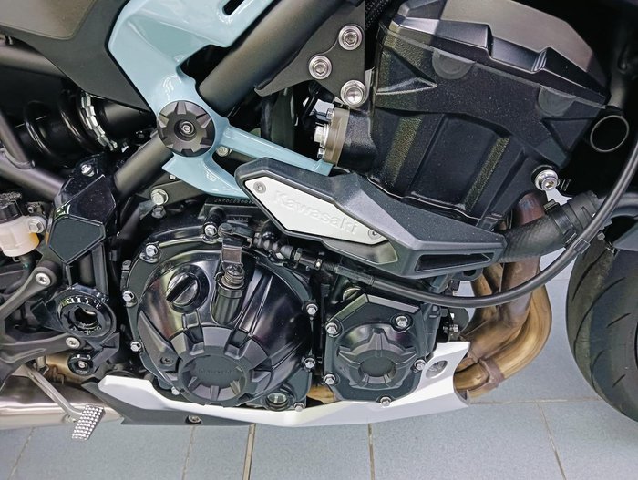 2025 Kawasaki Z900 (ZR900S) Z Silver