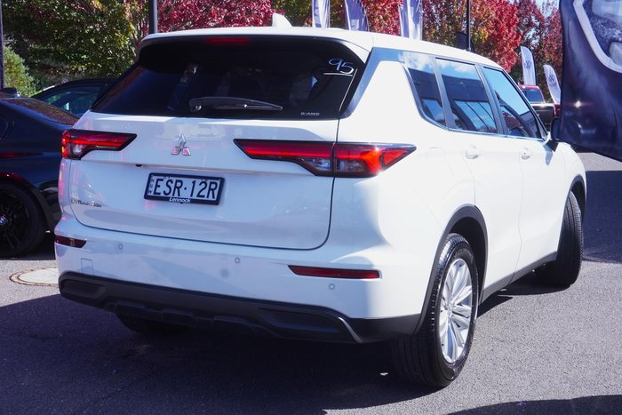 2022 Mitsubishi Outlander ES